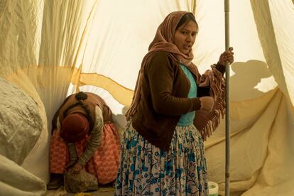 Ana Lia Gonzales Magueño y  Ana Lia Gonzales Magueño construyen una cocina provisional en el campo base del Sajama.  La mayoría de ellas, cocineras y esposas de guías de montaña, durante años no pasaron del campamento base en las expediciones a las que acompañaban.