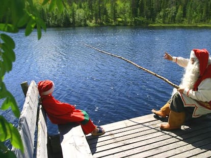 Santa Claus pescando junto a uno de sus ayudantes en Rovaniemi (Finlandia), en el límite del Círculo Polar Ártico.