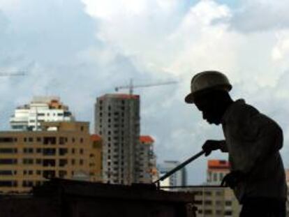 El metro cuadrado alcanza los siete millones de pesos (3.829 dólares) en zonas del norte de la capital colombiana y en las áreas más exclusivas un apartamento cuesta el doble que en Miami (Estados Unidos). EFE/Archivo