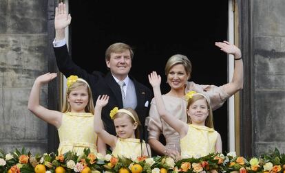 Guillermo de Holanda con su familia saluda en el balcón del Palacio Real de Ámsterdam el día de su proclacmación como rey.