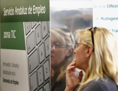 Una mujer en las oficinas del Servicio Andaluz de Empleo.