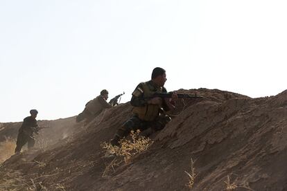 Combatientes kurdos/pershmerga lanzan una ofensiva sobre Bashiqa en la madrugada del jueves. Son repelidos por fuego enemigo durante varias horas