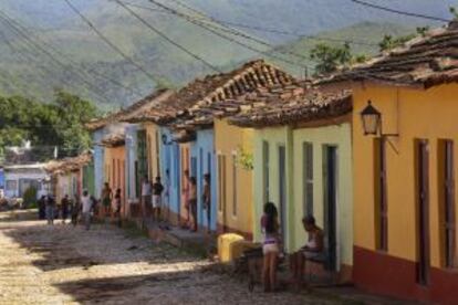 Una de las calles de Trinidad, con las montañas del Escambray al fondo.