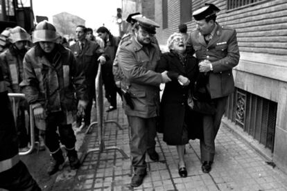 Una mujer, familiar de las víctimas, tras el atentado de la organización terrorista ETA contra la casa cuartel de la Guardia Civil de Zaragoza.