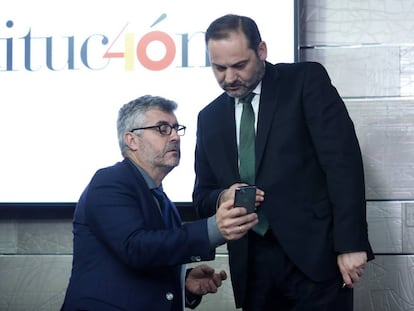 El exsecretario de Estado de Comunicación, Miguel Ángel Oliver, junto al exministro de Fomento, José Luis Ábalos, en La Moncloa.