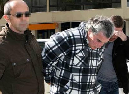 Agentes de la Policía Judicial portuguesa trasladan esposado a José Carlos Serna, supuesto <i>cerebro</i> de la banda.