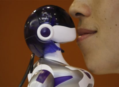 La robot EMA es muy cariñosa según sus fabruicantes y puede besar, cantar y bailar.