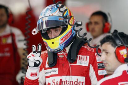Fernando Alonso en el <i>box</i> de Ferrari tras la sesión de entrenamientos libres.