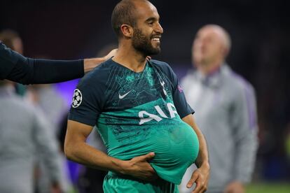 Lucas Moura del Tottenham Hotspur con el balón tras haber marcado un 'hat trick' al Ajax en la semifinal que enfrentaba a ambos equipos.