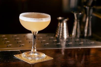 Bee's Knees es un cóctel clásico de ginebra, limón y miel. En este caso se usa una miel de Galicia.