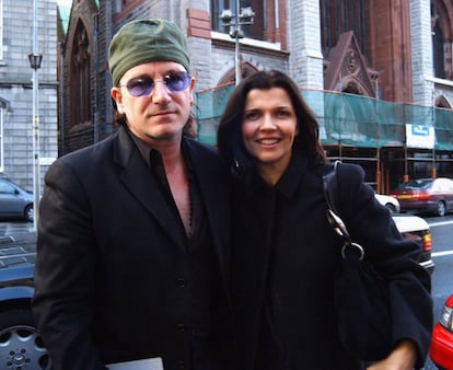 Bono y Alison Hewson llevan 34 años casados. La activista y empresaria y el cantante de U2 han tenido cuatro hijos: Eve, Jordan, Elijah y John. La pareja, originaria de Dublín, se conoció en la escuela. Comenzaron a salir cuando eran muy jóvenes. Según el vocalista, las citas empezaron en 1975, cuando tenían 14 y 15 años de edad.