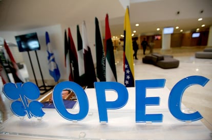 Logo de la OPEP (en inglés) en un encuentro de la organización celebrado en Argel.