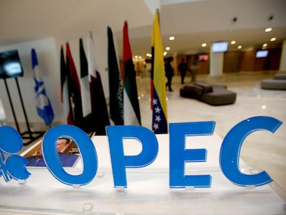 Logo de la OPEP (en inglés) en un encuentro de la organización celebrado en Argel.