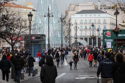 Ambiente en la Puerta del Sol durante estas navidades