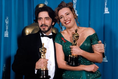 Al Pacino y Emma Thompson, con sus respectivos premios Oscar en marzo de 1993.