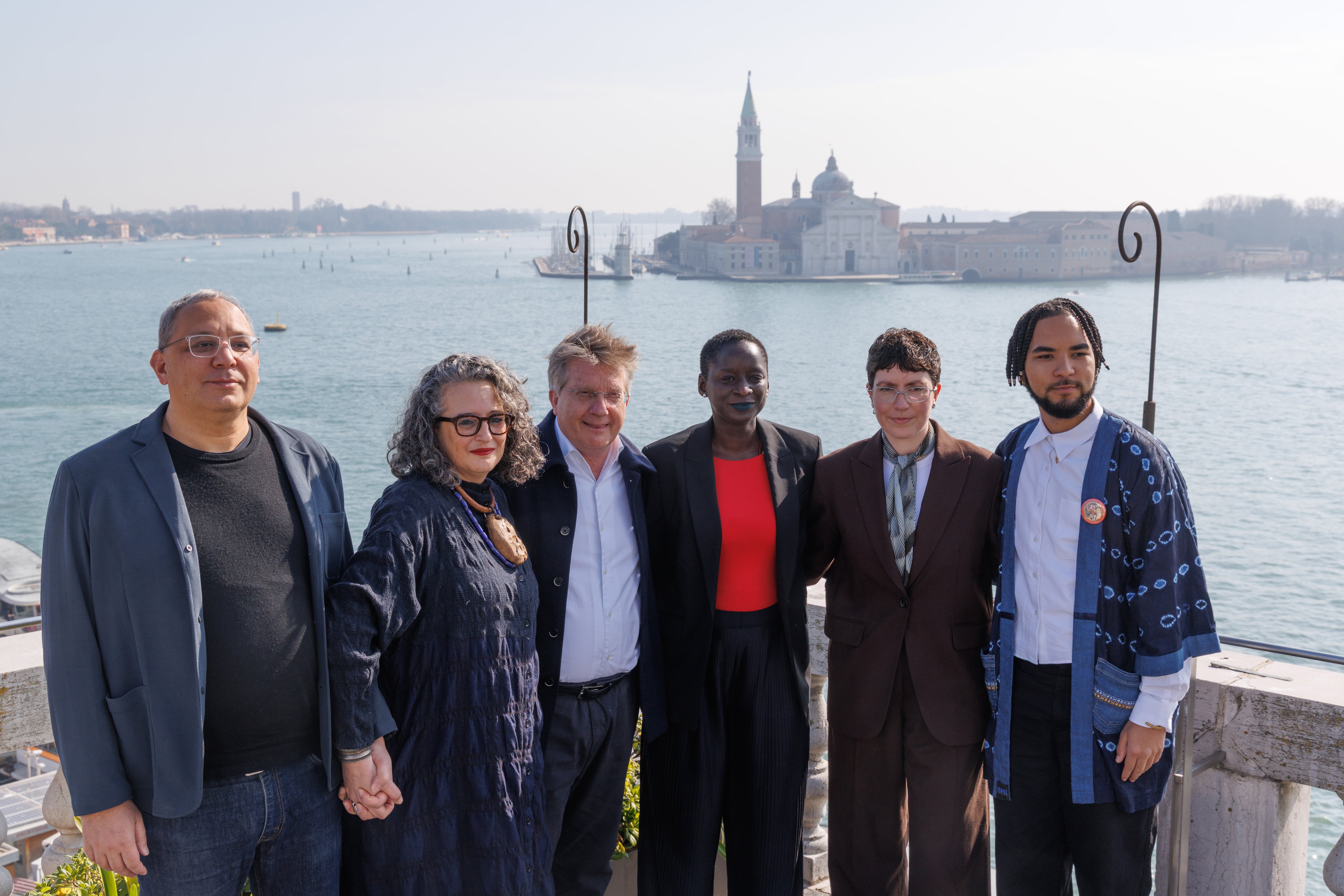 El jurado de la Bienal de Arte 2026, posa en la presentación a la prensa celebrada en Ca' Giustinian el 25 de febrero en Venecia, Italia. 