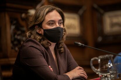 La alcaldesa de Barcelona, Ada Colau, durante el pleno municipal de abril.