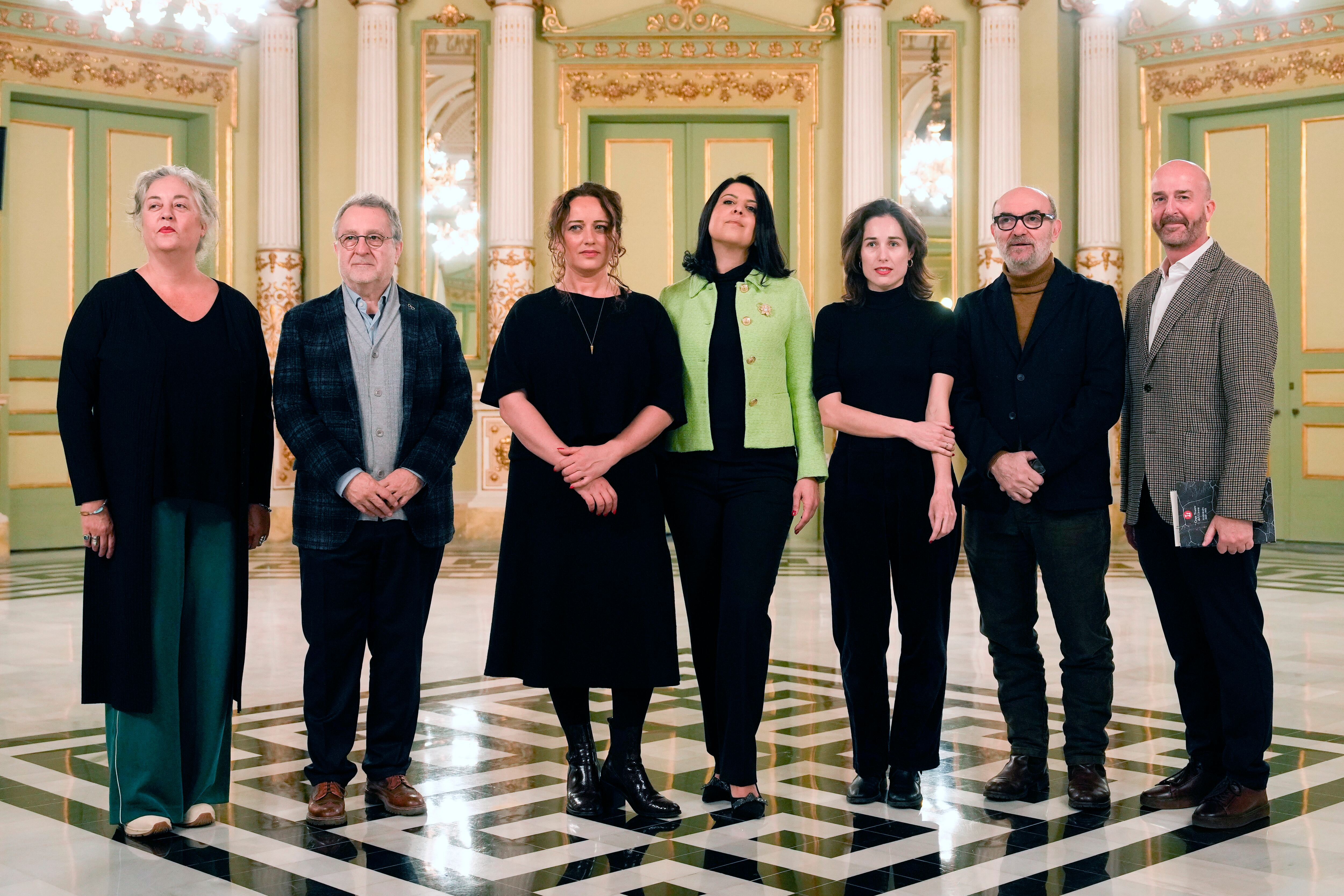 De izquierda a derecha, Merce Paloma. Josep Pons, Clémentine Margaine y Varduhi Abrahamyan, Alfons Flores y Víctor García del Moral, el día de la presentación de la opera.  / efe