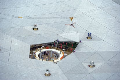 El último panel del radiotelescopio "FAST", el más grande del mundo, en Ghizhou, el 3 de julio.