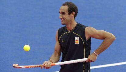 Carlos Ballvé juega con el 'stick' y la pelota en un entrenamiento de la selección española.