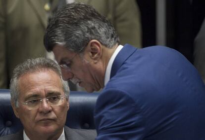 Os senadores do PMDB Renan Calheiros e Romero Jucá