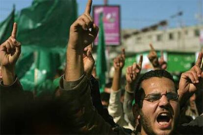 Seguidores de Hamás celebran la victoria electoral, ayer en el campo de refugiados de Rafah (Gaza).