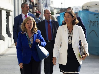 La vicepresidenta Nadia Calviño (izquierda), junto a la ministra de Industria, Reyes Maroto.