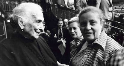 La periodista Pilar Narvi&oacute;n (a la derecha) junto a La Pasionaria en el Congreso de los Diputados.