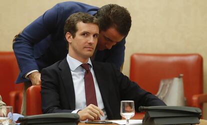 Pablo Casado y Teodoro García este lunes en el Congreso.