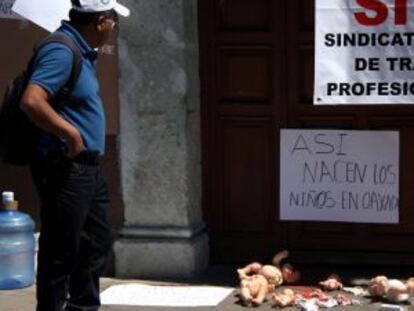 Protesto diante da Secretaria de Saúde em Oaxaca.