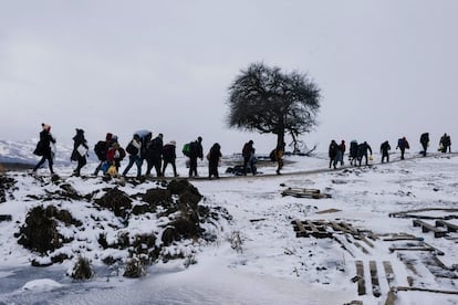 Un grupo de inmigrantes durante su travesía a pie por campos nevados después de cruzar la frontera con Macedonia, cerca de Miratovac, Serbia.