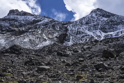 Pero las zonas en las que la roca queda al descubierto cada vez son mayores. Los investigadores de la UNAM Hugo Delgado y Robin Campion caminan aquí por lo que alguna vez fue el glaciar de Atzintli, desaparecido en 1995. Donde antes hubo hielo ahora florecen líquenes y corretean lagartijas.