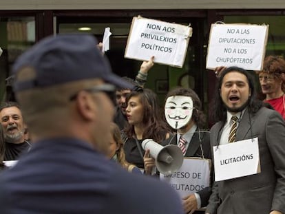 Protesta en Pontevedra durante una reunión de presidentes de Diputaciones del PP el 17 de julio pasado. 