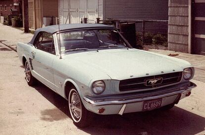 El coche de Wise, un modelo Skylight Blue, delante de su casa en una imagen tomada en julio de 1964.