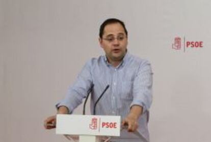 El secretario de Organización del PSOE, César Luena, durante su participación en un curso de formación en el que se han entregado los carnets a los nuevos militantes del PSOE-M.