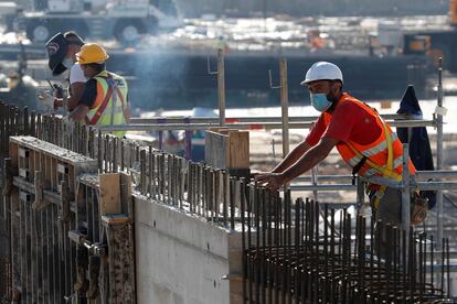 Varios obreros trabajan en una obra en Madrid, el pasado 13 de agosto.
