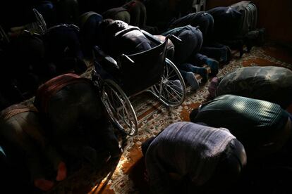 Un joven reza en su silla de ruedas en la mezquita de Douma (Damasco).