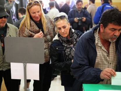 Los electores forman cola en un colegio de Sevilla.