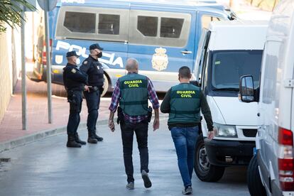 Miembros de las Fuerzas y Cuerpos de Seguridad del Estado intervienen en una operación contra el narcotráfico en la localidad del Rincón de la Victoria (Málaga), el pasado 12 de noviembre.