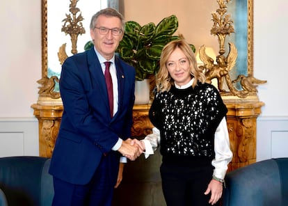 El presidente del Partido Popular, Alberto Núñez Feijóo, junto a la primera ministra italiana, Giorgia Meloni, este jueves en Roma.