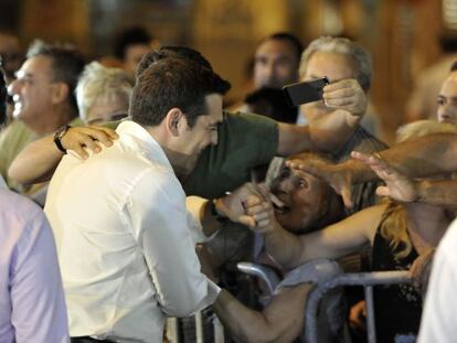 Tsipras arriba a la seu del seu partit.