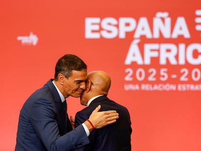 Sánchez saluda al presidente de Mauritania, Mohamed Ould Ghazouani, esta jueves en Moncloa.