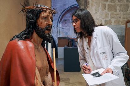 Varias tallas del imaginero del Barroco Gregorio Fernández, máximo exponente de la Escuela Castellana, pasan por el 'quirófano'.