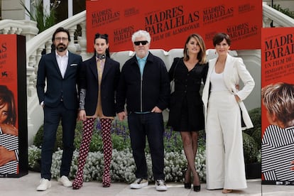 El director de cine Pedro Almodóvar posa en el Hotel Ritz de Madrid con el reparto de su nueva película, 'Madres paralelas': Aitana Sánchez-Gijón, Penélope Cruz, que recibió la Copa Volpi a la mejor actriz en el festival de Venecia, Milena Smit e Israel Elejalde. La cinta estrenará el 8 de octubre.