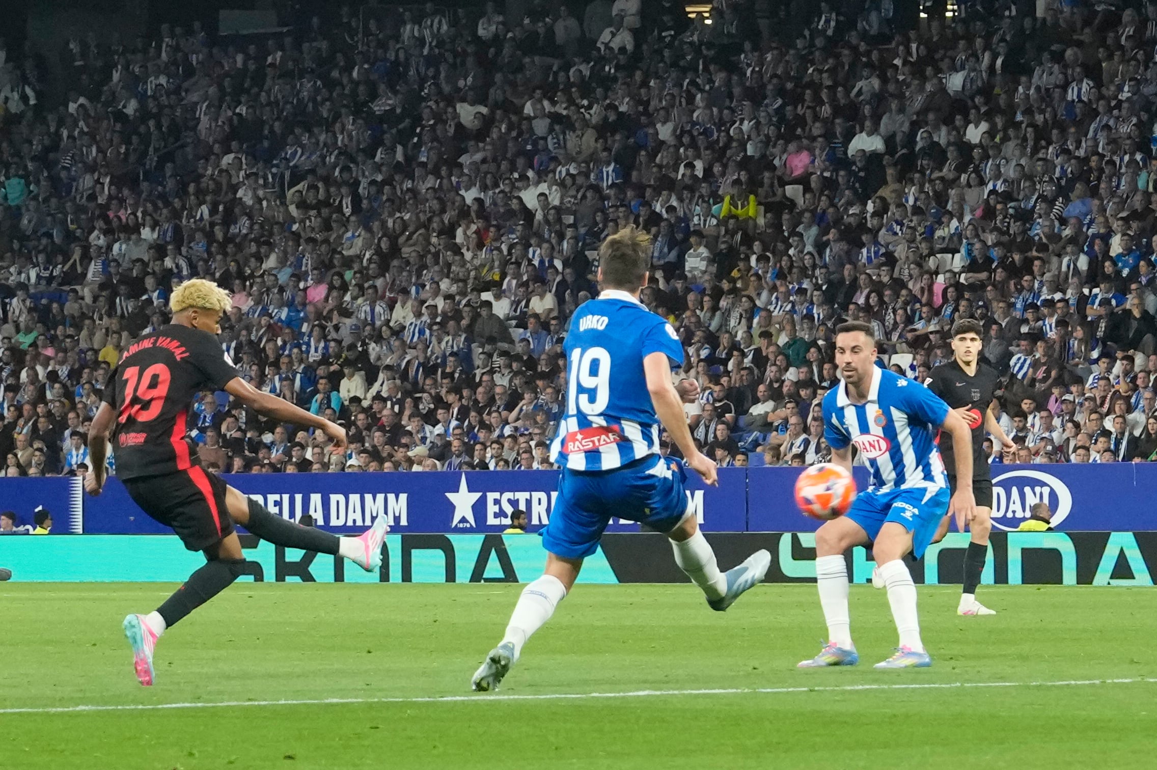 Título y derbi llevan la firma de Lamine: el Barcelona se corona campeón de Liga