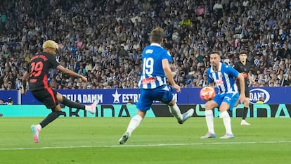El delantero del FC Barcelona Lamine Yamal (a la izquierda) dispara a puerta para marcar su gol ante el Espanyol este jueves.