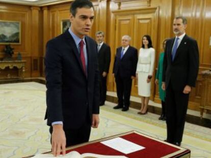 El líder socialista y Felipe VI comparan en una conversación informal la brevedad del acto con el largo camino recorrido hasta llegar a este momento