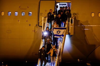Ciudadanos brasileños repatriados desde Israel, a su llegada a Brasilia, en un avión fletado por el ejército brasileño. 