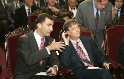Don Felipe junto al filántropo y fundador de Microsoft, Bill Gates, galardonado en 2006 con el premio Príncipe de Asturias de Cooperación Internacional, en un acto en la Universidad de Oviedo.