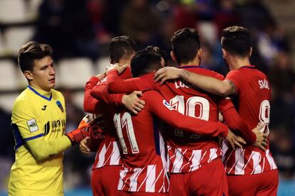 Fernando Torres celebra con sus compañeros tras marcar un gol ante el portero del Lleida, David Oliveros.